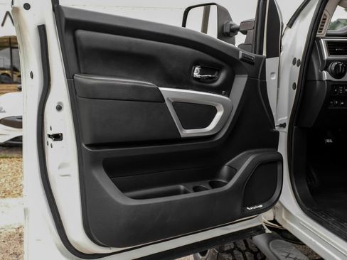 Used 2018 Nissan Titan PRO-4X w/ Pro-4x Convenience Package AWD/4WD image 37