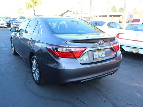 Used 2016 Toyota Camry SE image 5