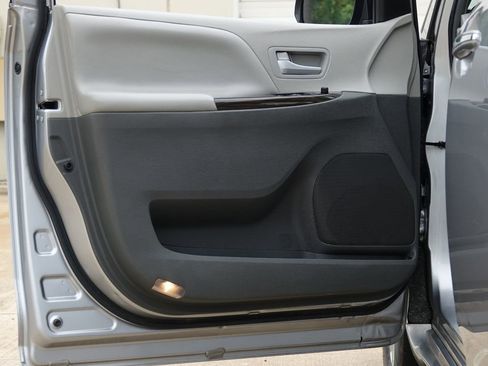 Used 2017 Toyota Sienna XLE FWD image 37