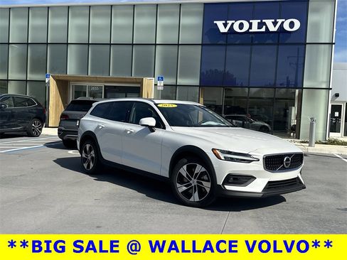 Used 2025 Volvo V60 B5 Cross Country Plus image 1