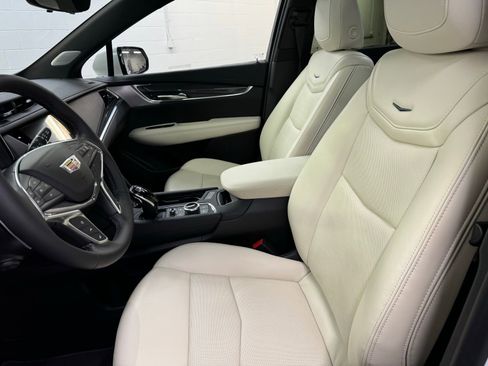 Used 2025 Cadillac XT5 Sportv w/ Technology Package image 12