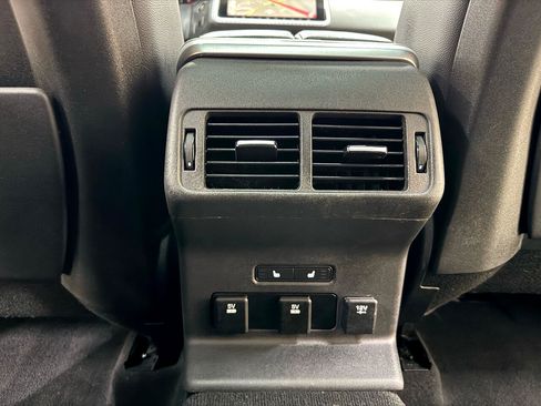 Used 2018 Land Rover Range Rover Velar R-Dynamic SE image 32