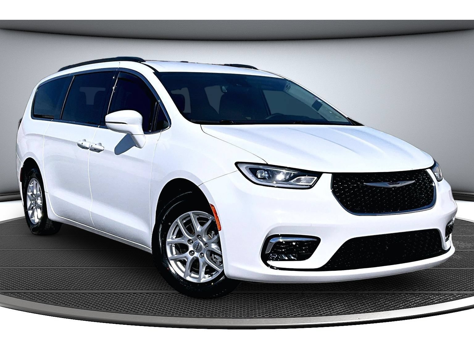Certified 2022 Chrysler Pacifica Touring-L FWD image 2