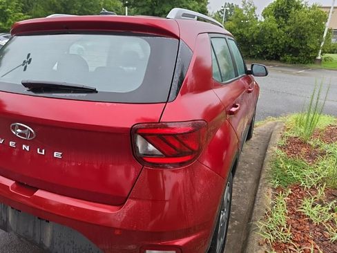 Used 2024 Hyundai Venue SEL FWD image 4