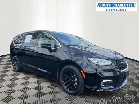 Used 2024 Chrysler Pacifica Touring-L FWD image 3