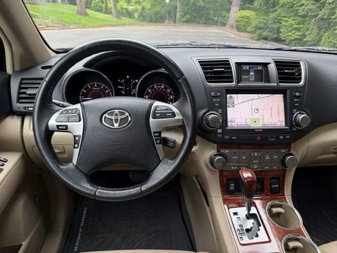 Used 2012 Toyota Highlander Limited w/ Tow Pkg AWD/4WD image 14