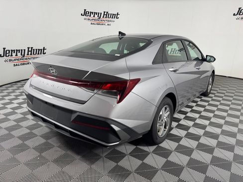 Used 2025 Hyundai Elantra SE FWD image 7