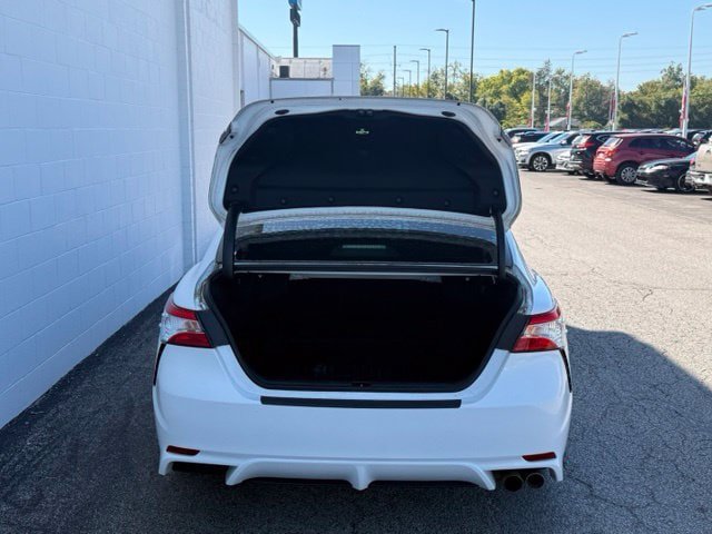 Used 2020 Toyota Camry SE w/ Blackout Package FWD image 9