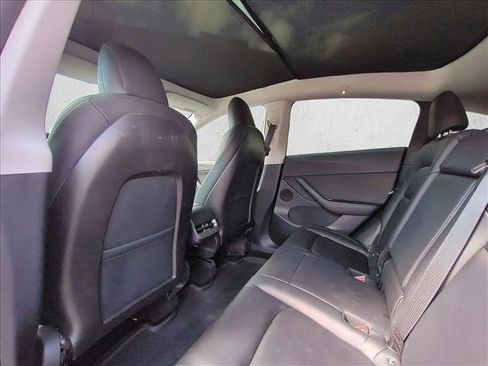 Used 2020 Tesla Model Y Long Range image 18