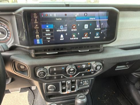 Used 2025 Jeep Gladiator Sport image 31