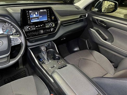 Used 2022 Toyota Highlander LE image 39