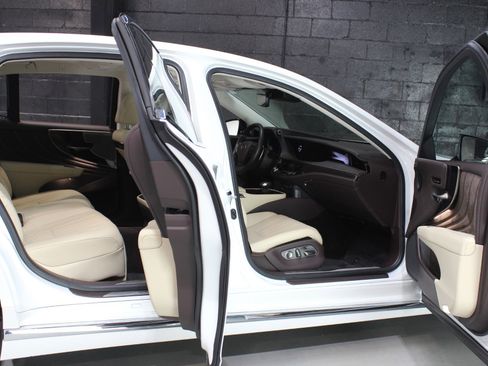 Used 2020 Lexus LS 500 w/ Luxury Package image 34