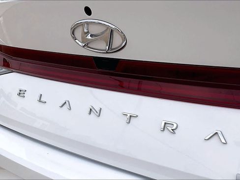 Used 2023 Hyundai Elantra Blue image 9