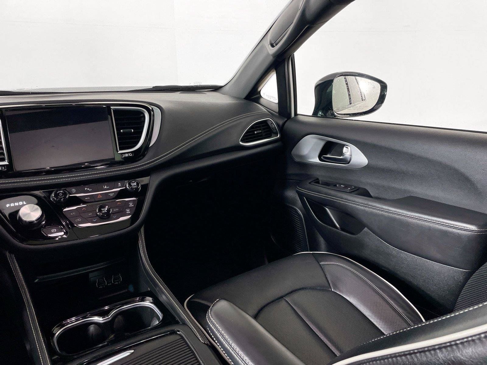 Used 2025 Chrysler Pacifica Limited FWD image 25