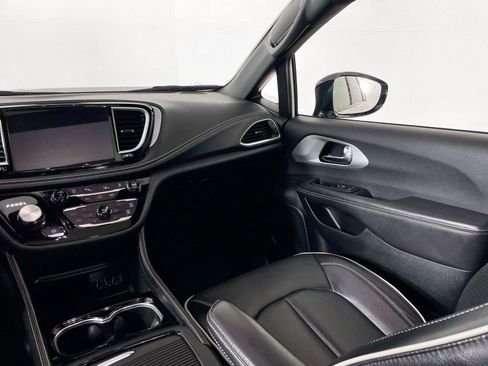 Used 2025 Chrysler Pacifica Limited FWD image 25