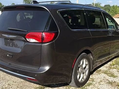 Used 2018 Chrysler Pacifica Touring-L w/ Tire & Wheel Group FWD image 6
