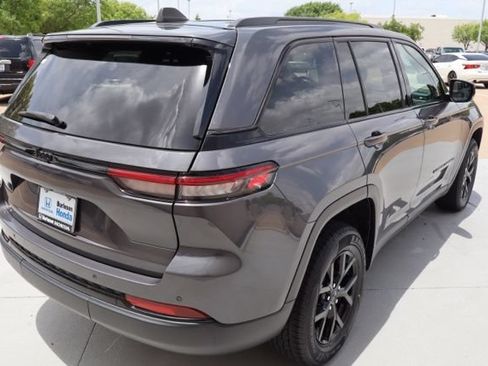 Used 2024 Jeep Grand Cherokee Altitude RWD image 6
