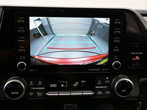 Used 2021 Toyota Highlander LE image 23