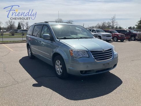 Used 2009 Chrysler Town & Country Touring FWD image 3