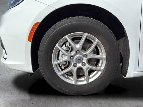 Used 2024 Chrysler Pacifica Touring-L image 40