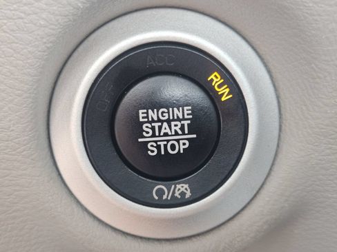 Used 2023 Chrysler Pacifica Touring-L FWD image 16