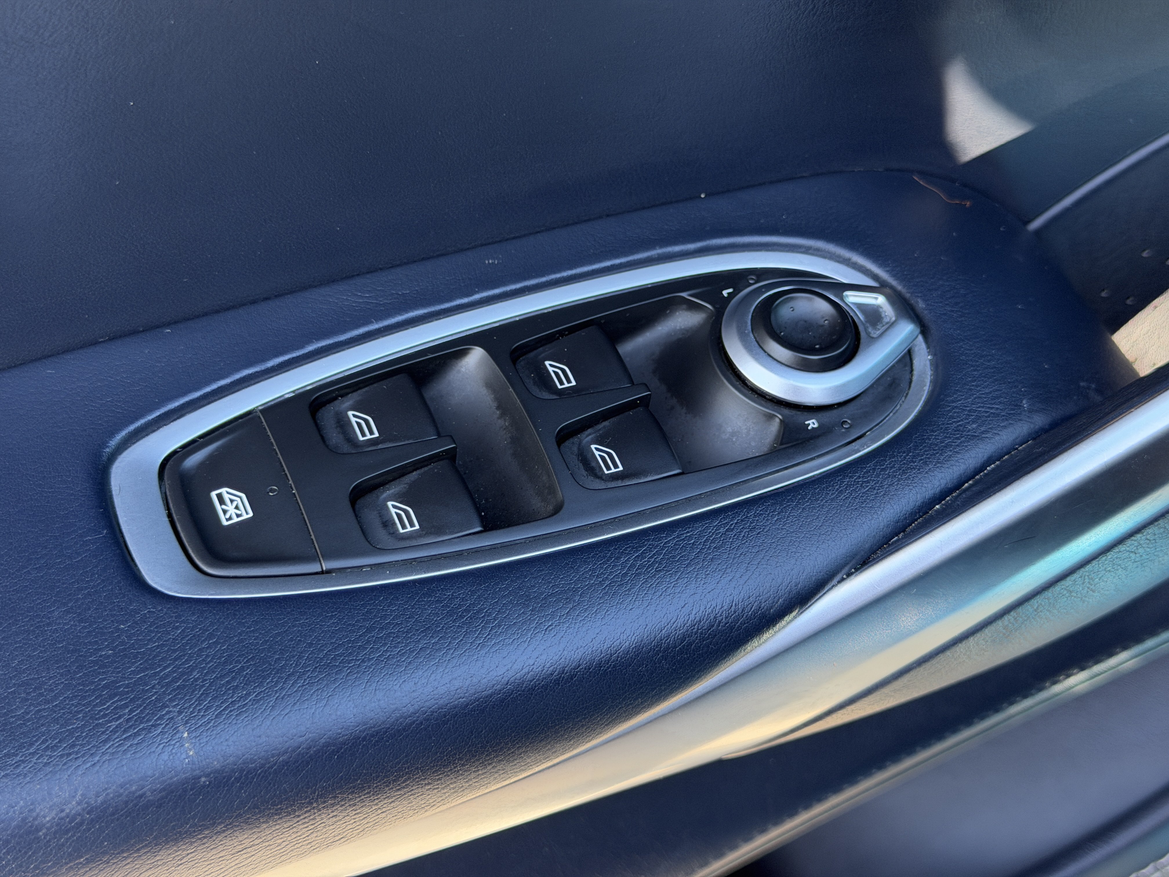 Used 2021 Aston Martin DBX AWD/4WD image 18
