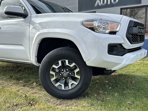 Used 2022 Toyota Tacoma SR AWD/4WD image 3