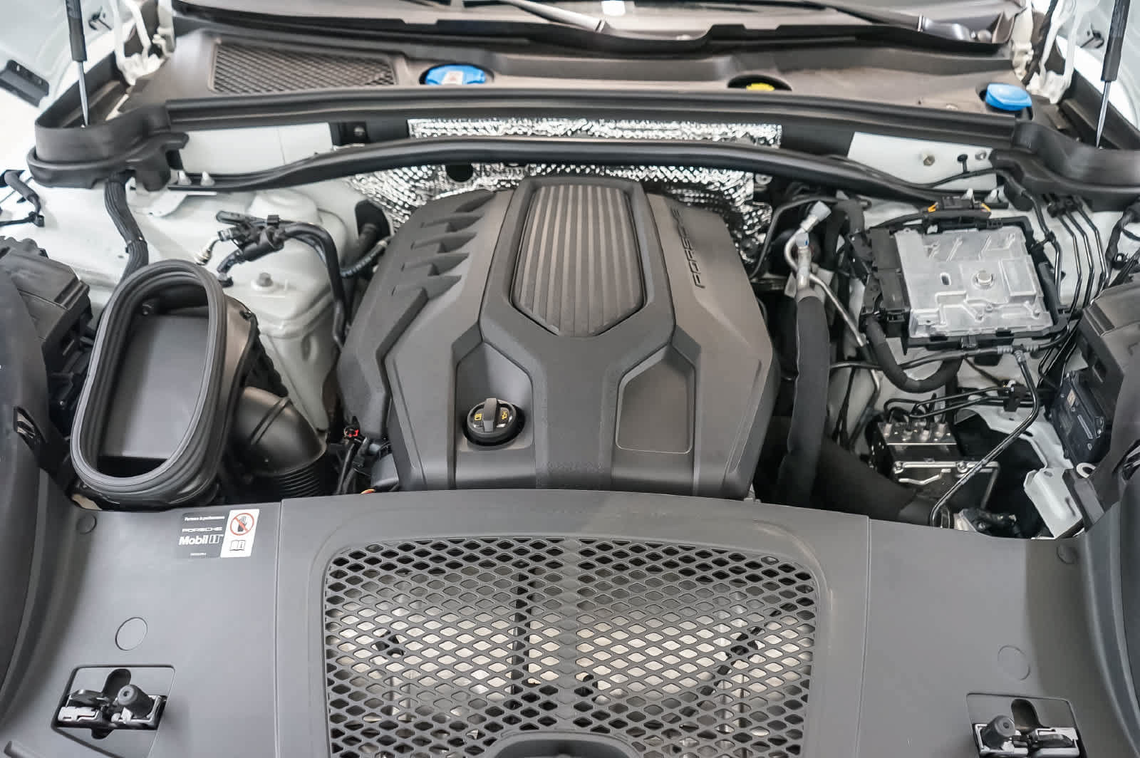 Certified 2026 Porsche Macan AWD/4WD image 33