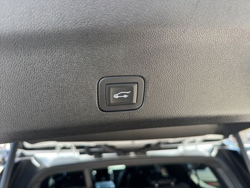 Used 2025 GMC Yukon XL Denali AWD/4WD image 17