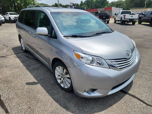 Used 2011 Toyota Sienna Limited w/ Premium Pkg FWD image 4