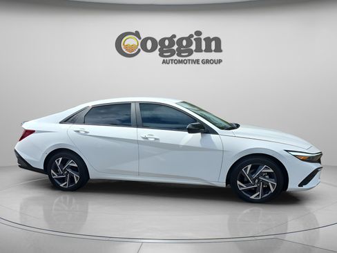 Certified 2025 Hyundai Elantra Sport w/ Cargo Package image 6