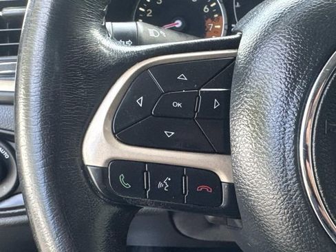 Used 2017 Jeep Renegade Latitude image 9