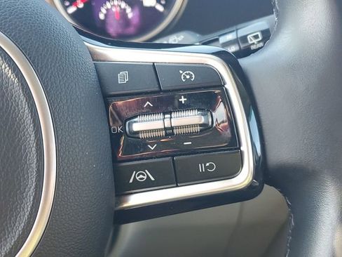 Used 2022 Kia Carnival LX image 35