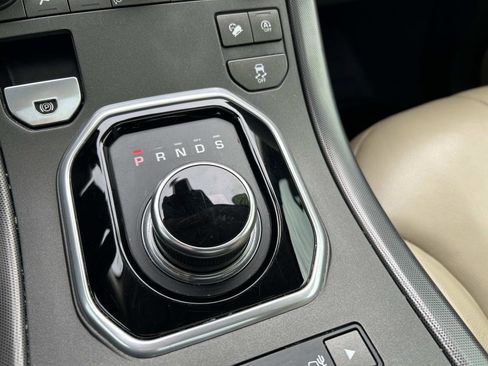 Used 2019 Land Rover Range Rover Evoque SE Premium image 35
