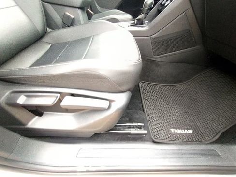 Used 2020 Volkswagen Tiguan SE image 28