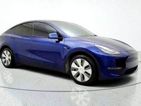 Used 2023 Tesla Model Y AWD image 3