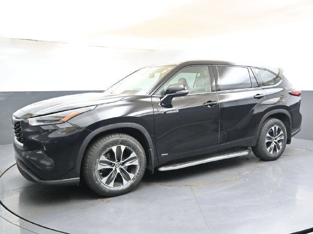 Used 2021 Toyota Highlander XLE AWD/4WD image 2