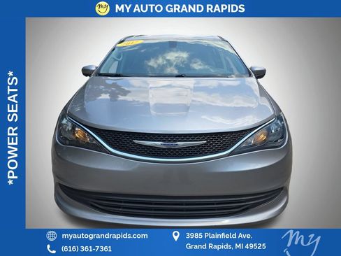 Used 2017 Chrysler Pacifica Touring FWD image 2