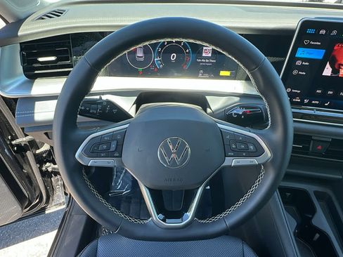 Certified 2026 Volkswagen Tiguan SE w/ Panoramic Sunroof Package AWD/4WD image 18