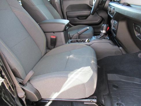 Used 2025 Jeep Wrangler Sport S image 9