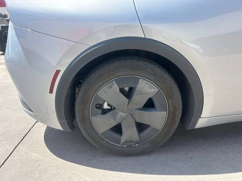 Used 2025 Toyota Prius LE FWD image 2