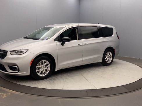 Used 2024 Chrysler Pacifica Touring-L FWD image 9