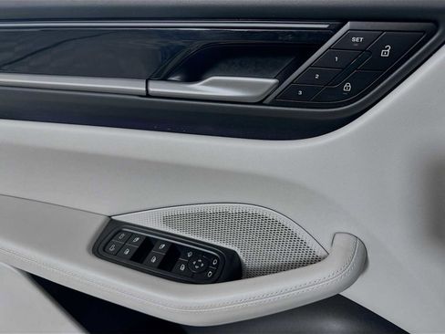 Used 2025 Porsche Macan Electric image 11