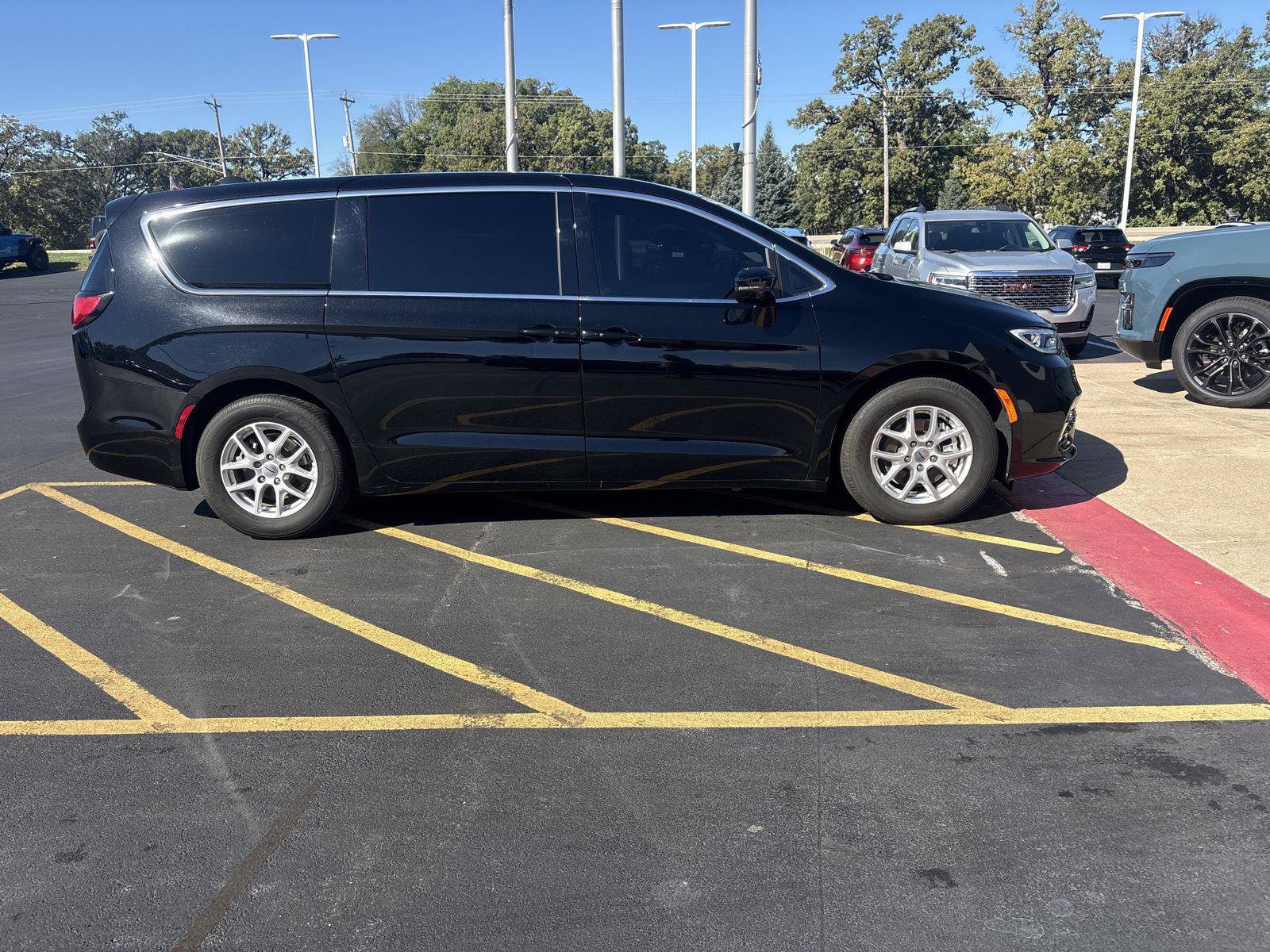 Used 2024 Chrysler Pacifica Touring-L FWD image 4