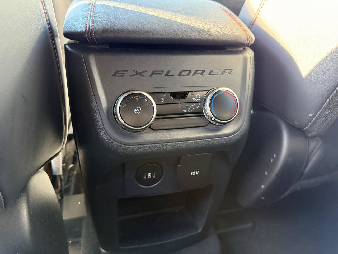Used 2025 Ford Explorer ST-Line w/ ST-Line Street Pack AWD/4WD image 9