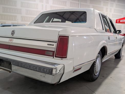 Used 1988 Lincoln Town Car RWD image 12