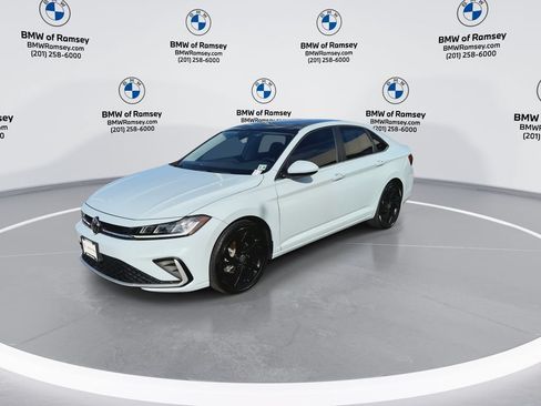 Used 2025 Volkswagen Jetta SE FWD image 4