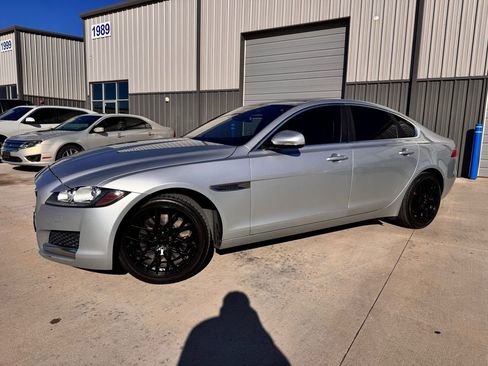 Used 2017 Jaguar XF image 2