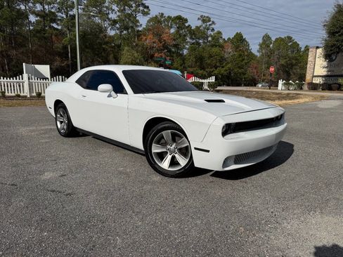 Used 2018 Dodge Challenger SXT image 8