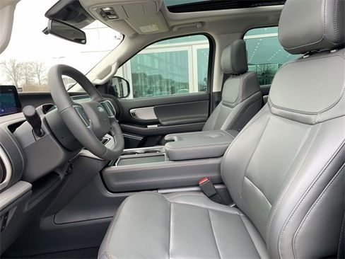 Used 2025 Ford Expedition Active image 18